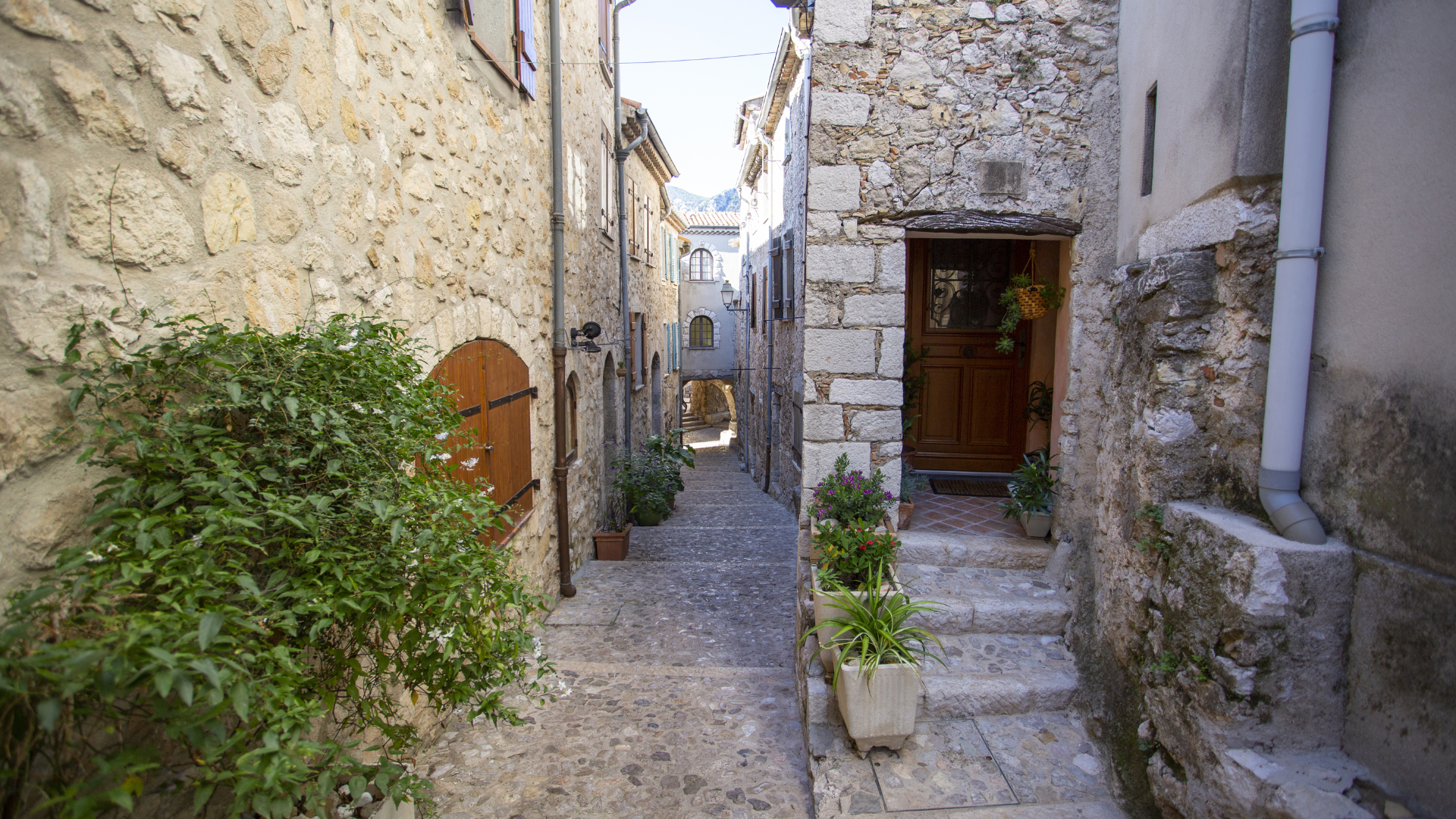 Vendre un bien immobilier dans l’arrière-pays mentonnais : ce qui change par rapport au bord de mer